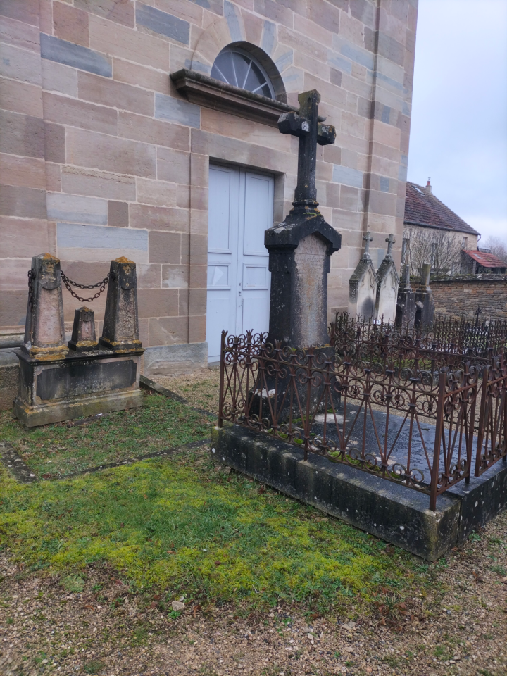 Tombes devant l'église de Quemigny-Poisot